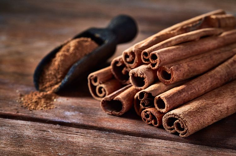 Cinnamon sticks and powder showcasing sexual health benefits